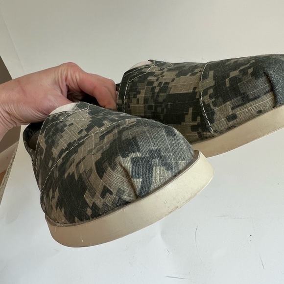 Lamo Women’s camo colored slip on canvas shoes NWOB size 7 - Picture 8 of 11